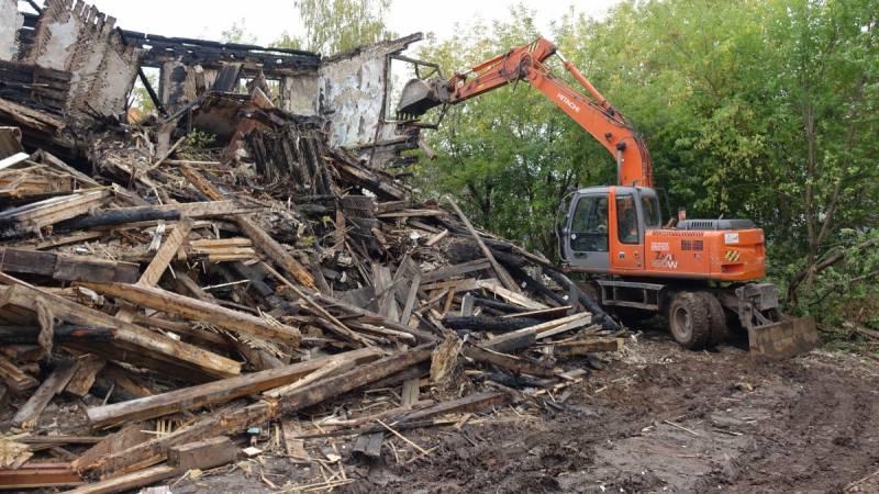 В Кирове сносят аварийный дом на улице Кутузова, 12