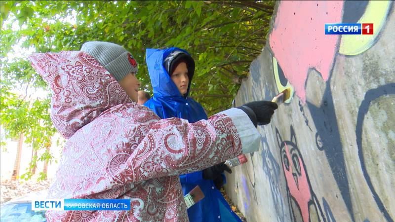 Юные кировчане преображают парапет на улице Пристанской вдоль Вятки