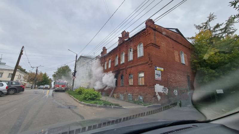 В центре Кирова горит дом со столетней историей