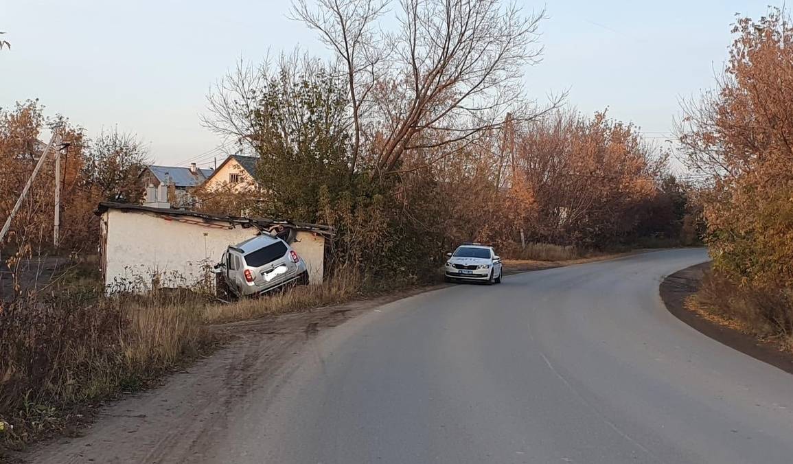 В Слободском районе пьяный водитель врезался в гараж