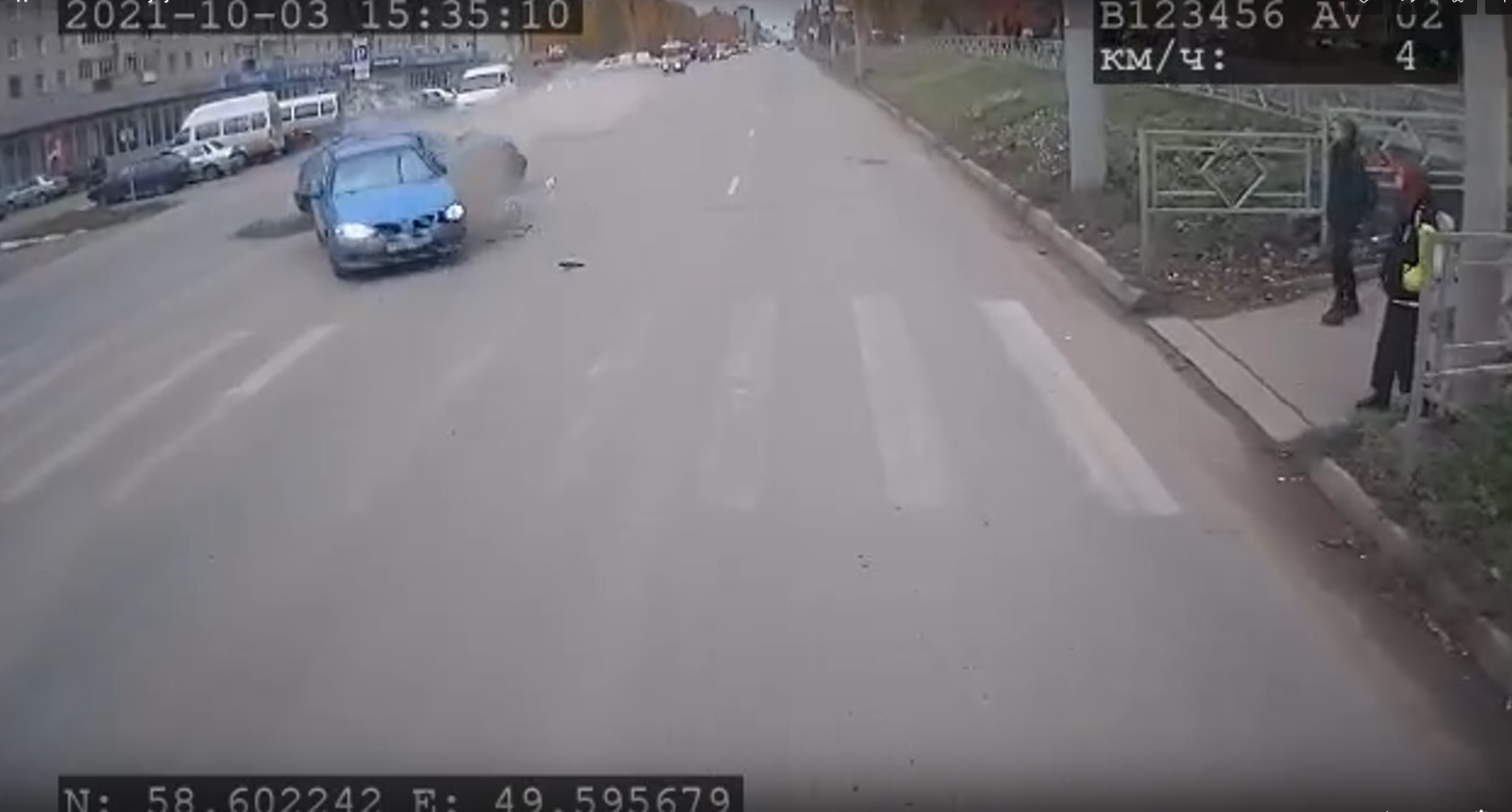 В кировских соцсетях появилось видео аварии на улице Московской