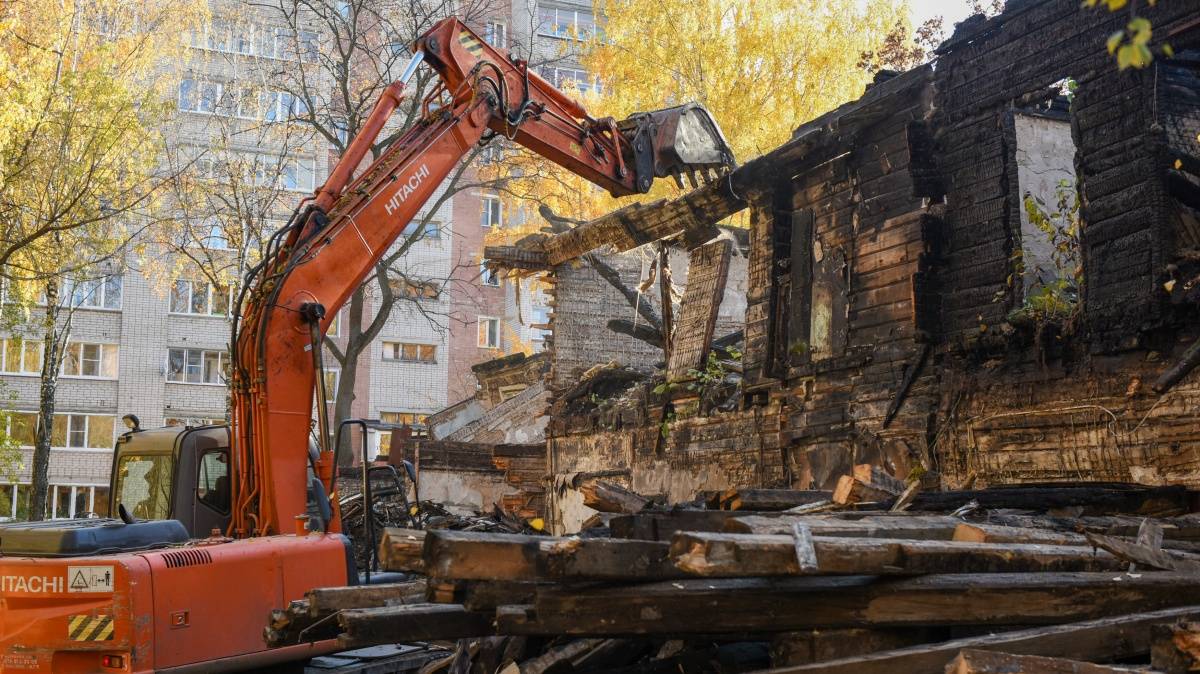 В Кирове на улице Красноармейской сносят аварийный дом