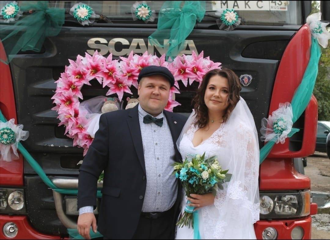 В Кировской области счастливые молодожены сыграли свадьбу на фуре