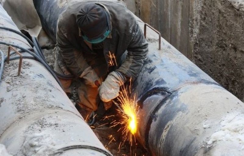 В Кирове на улице Пятницкой прорвало трубопровод: перекрыт участок дороги