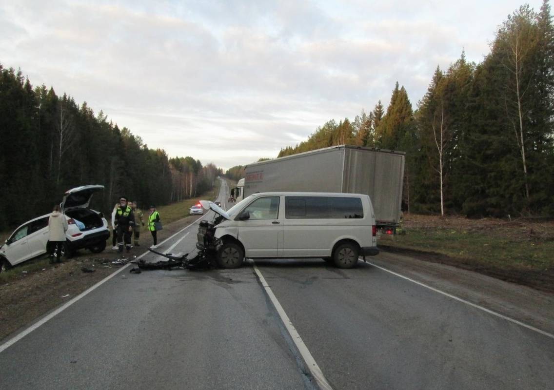 Два человека пострадали в аварии с микроавтобусом в Кировской области
