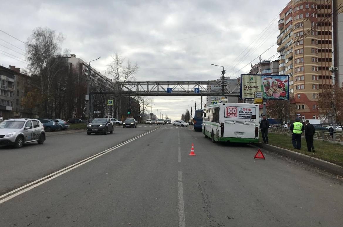 В Кирове в автобусе из-за резкого торможения упала женщина