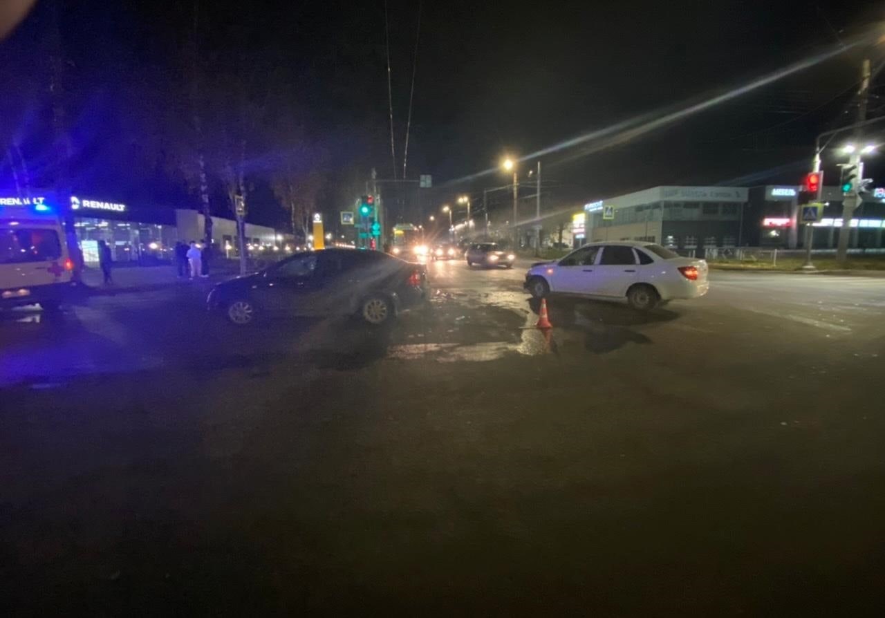 В Кирове в результате аварии на улице Производственной пострадали водитель и пассажир
