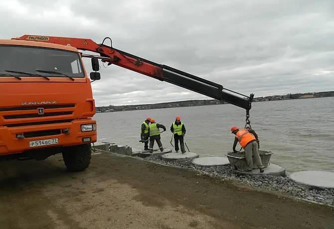 В Омутнинске в рамках федерального проекта активно благоустраивают набережную