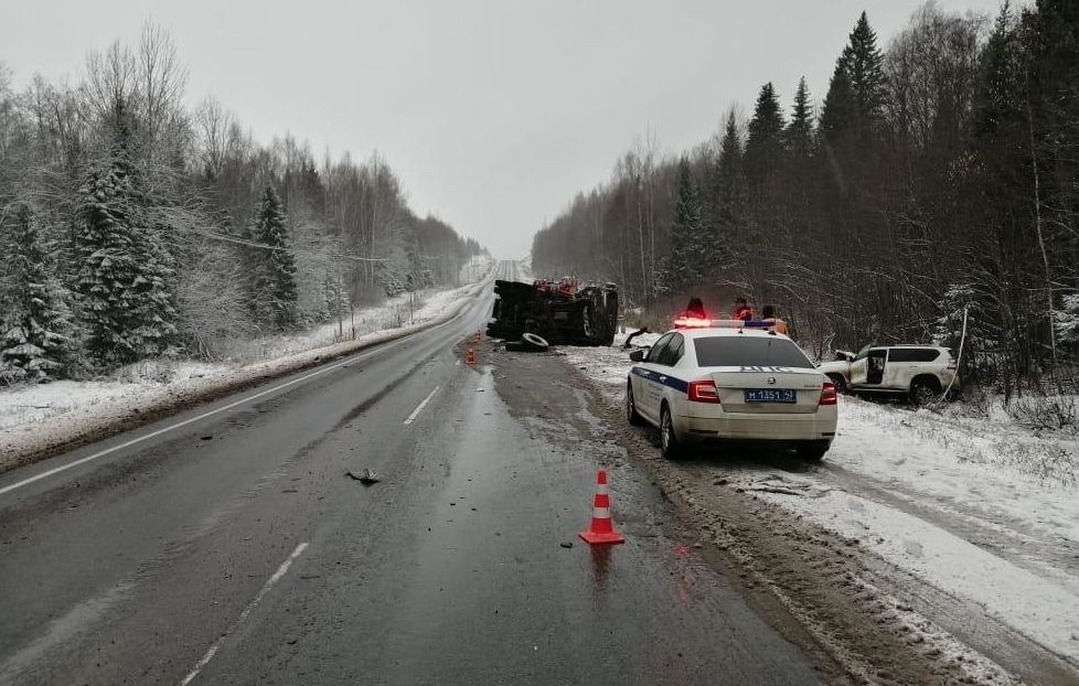 В Юрьянском районе КАМАЗ выехал на встречку и врезался в «Тойоту», пострадал водитель иномарки