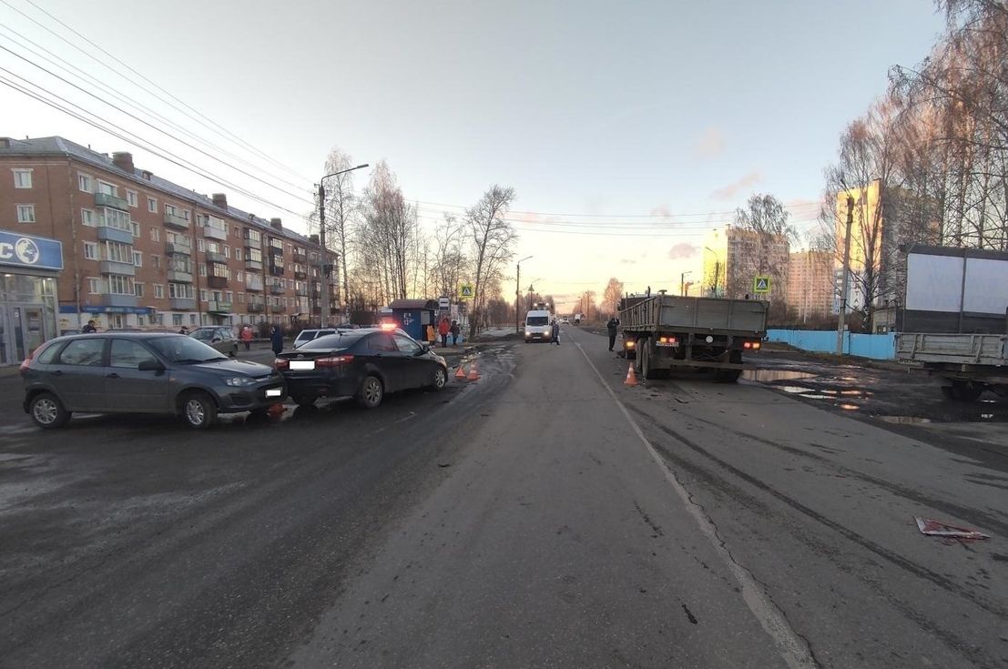 В Кирове столкнулись три автомобиля, пострадал водитель иномарки