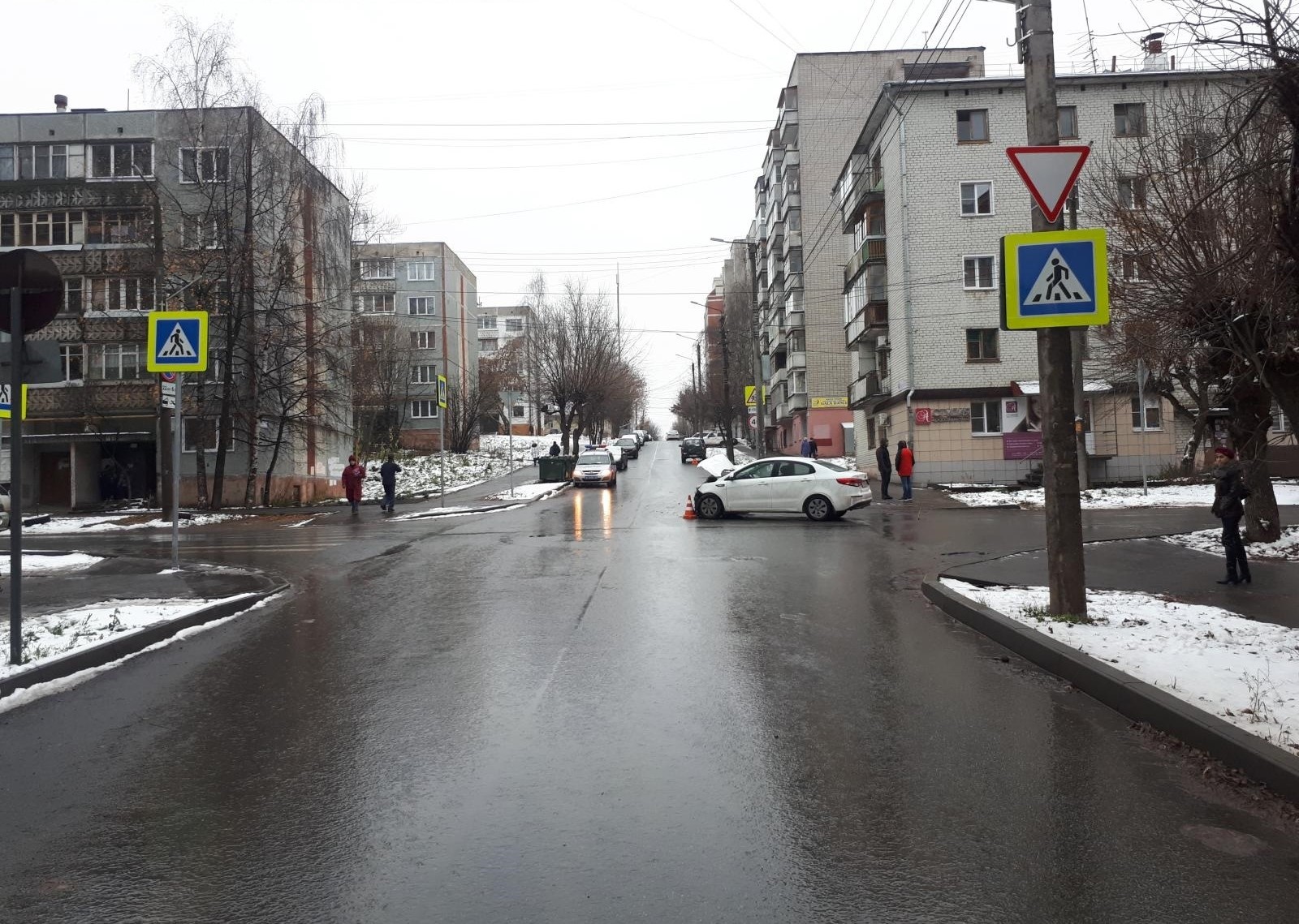 В Кирове произошла авария на перекрестке: один водитель не уступил дорогу другому