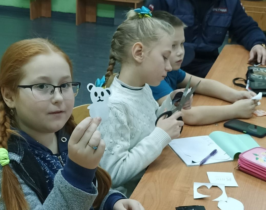 В Лузском районе школьники изготовили для своих четвероногих друзей светоотражающие элементы