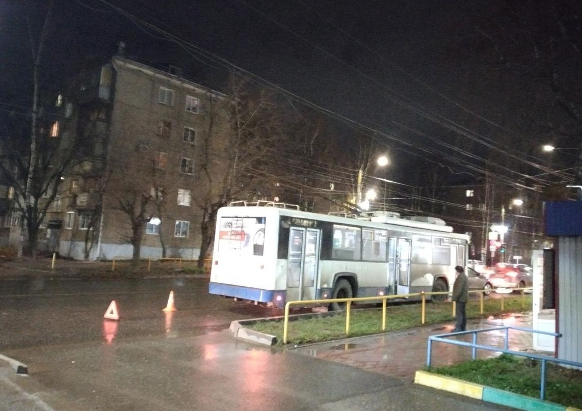 В Кирове в салоне троллейбуса упала пожилая женщина