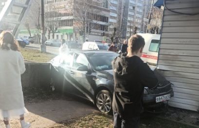 В Кирове пьяный водитель не справился с управлением и врезался в киоск