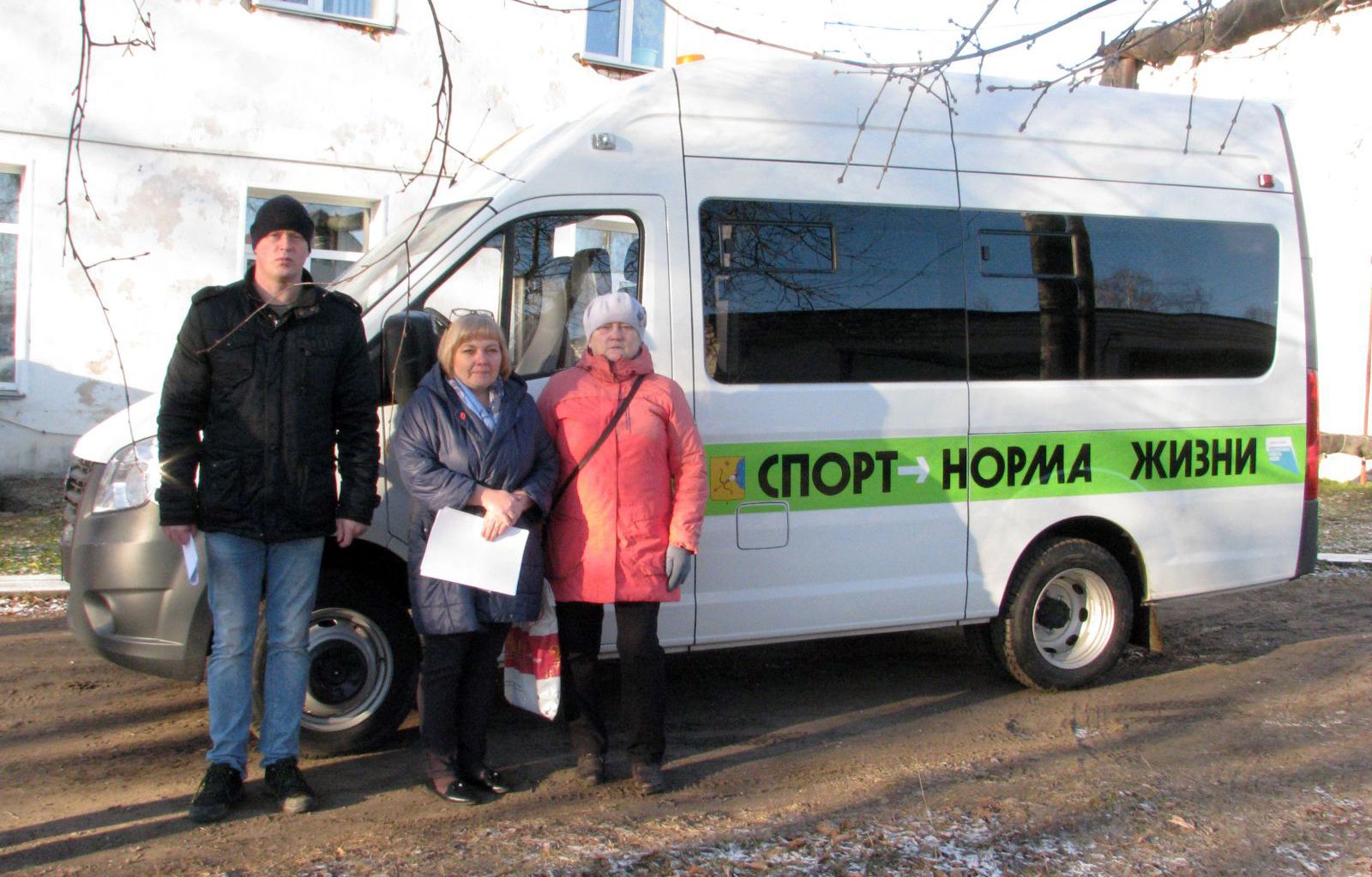 Спортивная школа посёлка Фалёнки получила новенький микроавтобус