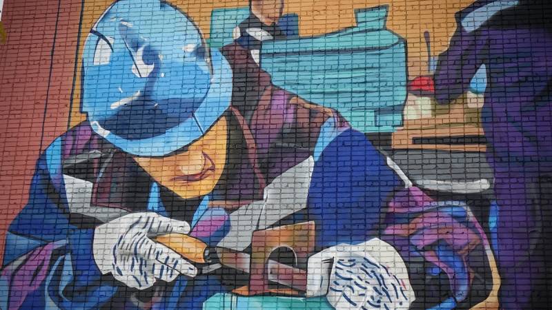 В Нововятском районе Кирова жилой дом украсили граффити с изображением рабочего