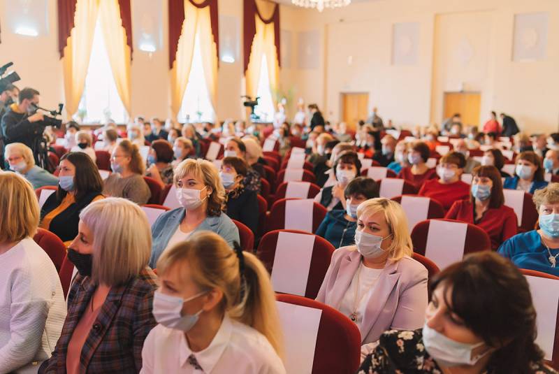 Лучших педагогов Кировской области наградили почетными знаками