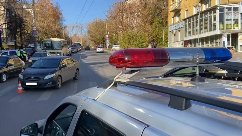 В Кирове на улице Чапаева на переходе автомобиль наехал на двух пешеходов