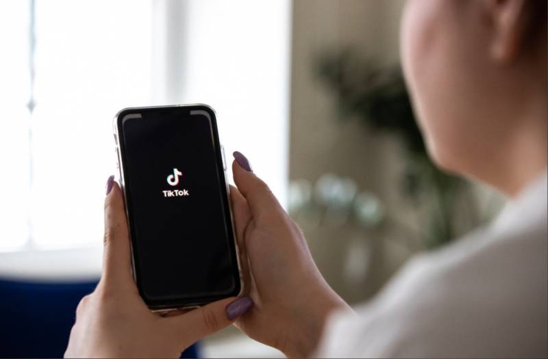 В Кирово-Чепецке 11-летняя девочка выпала из окна 8 этажа, снимая видео для TikTok