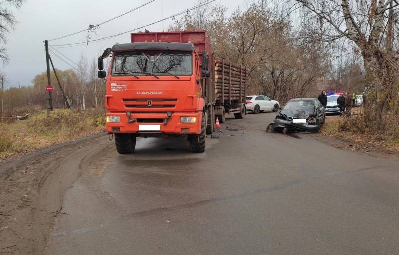 В Кирове водитель-бесправник врезался в «КАМАЗ» и получил травмы