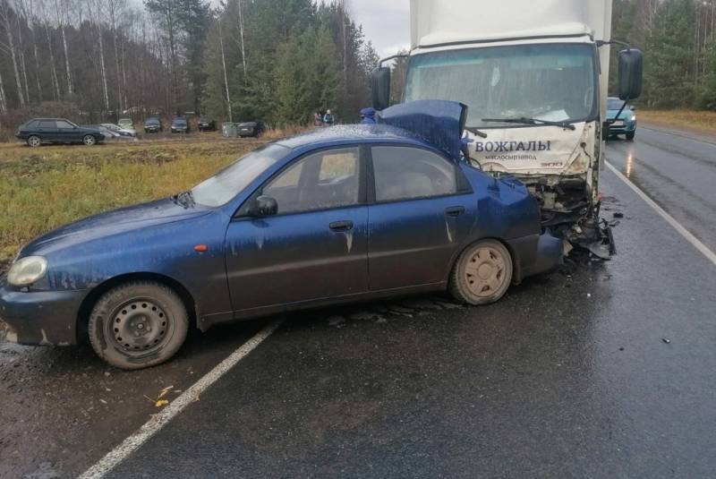 В Кирово-Чепецком районе «Шевроле-Ланос» выехал на встречку и протаранил грузовик «Хино», есть пострадавшие