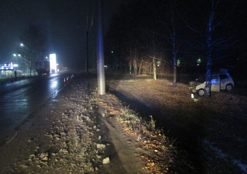 В Слободском бесправник врезался в дерево: два человека получили травмы