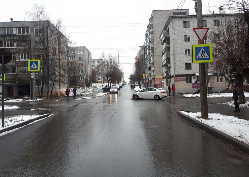 В Кирове произошла авария на перекрестке: один водитель не уступил дорогу другому