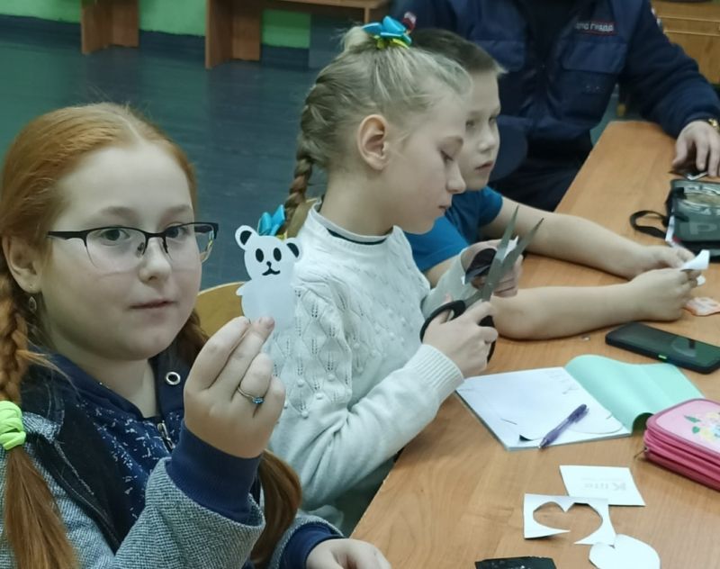 В Лузском районе школьники изготовили для своих четвероногих друзей светоотражающие элементы