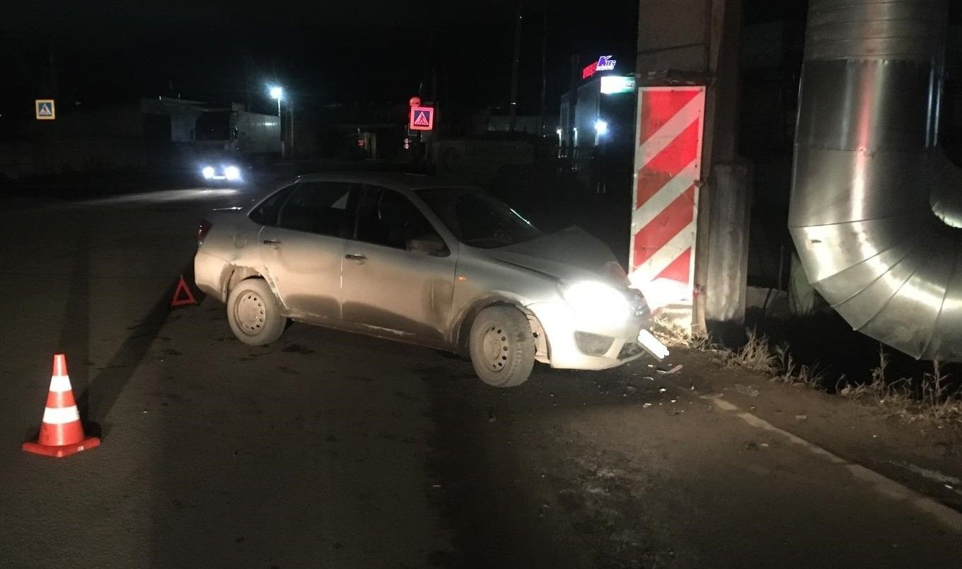 В Кирове пьяный водитель «Лады» врезался в опору теплотрассы, пострадала пассажирка