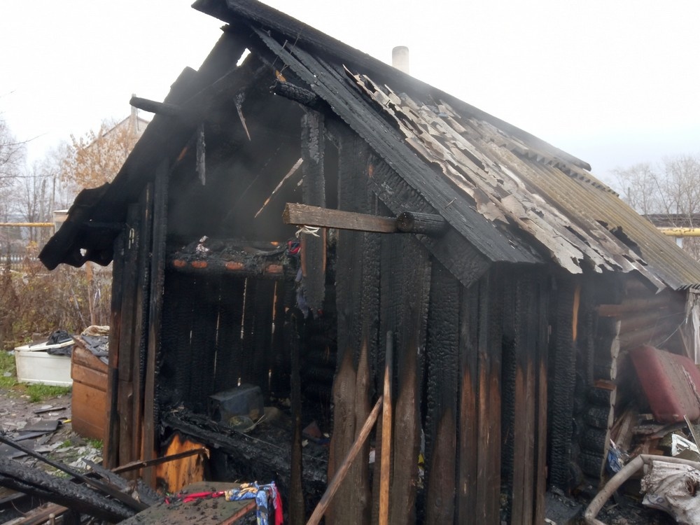 В Суне ребенок играл с зажигалкой: сгорела баня