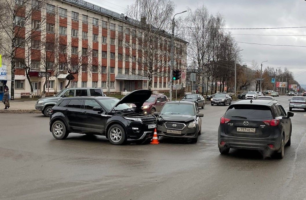 В Кирове столкнулись две иномарки: «Датсун» и «Рендж Ровер»