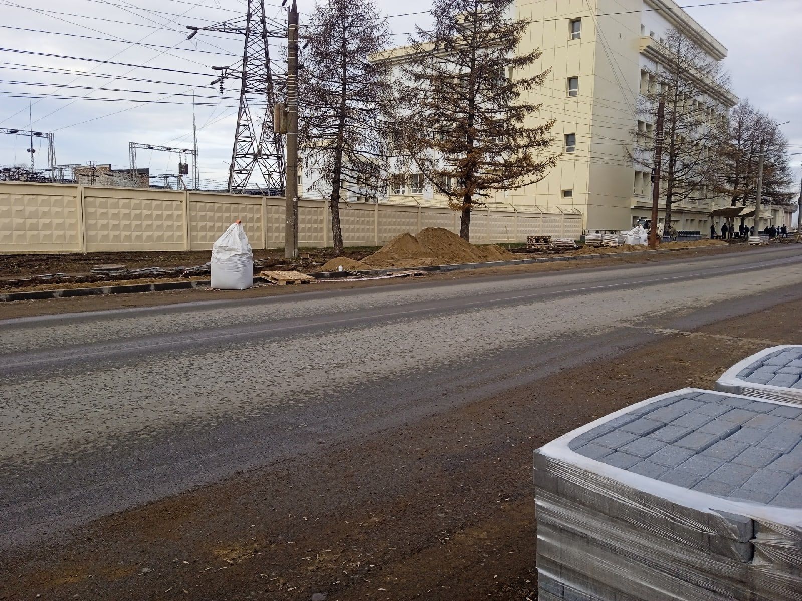 В Кирове благоустраивают тротуары на улице Луганской