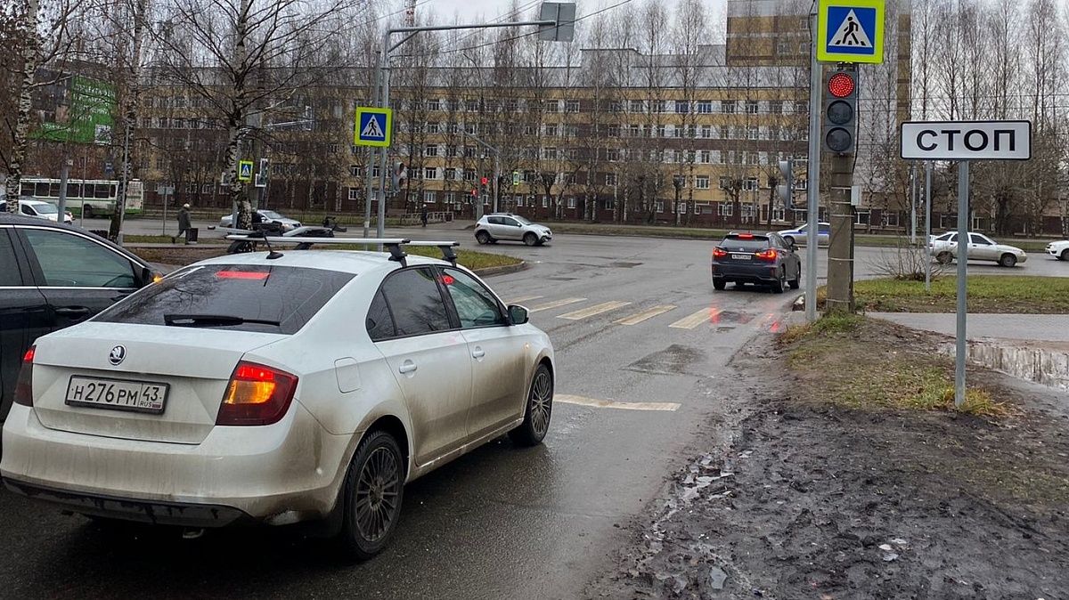 В Кирове на перекрестке улиц Московской и Менделеева оптимизируют работу светофора