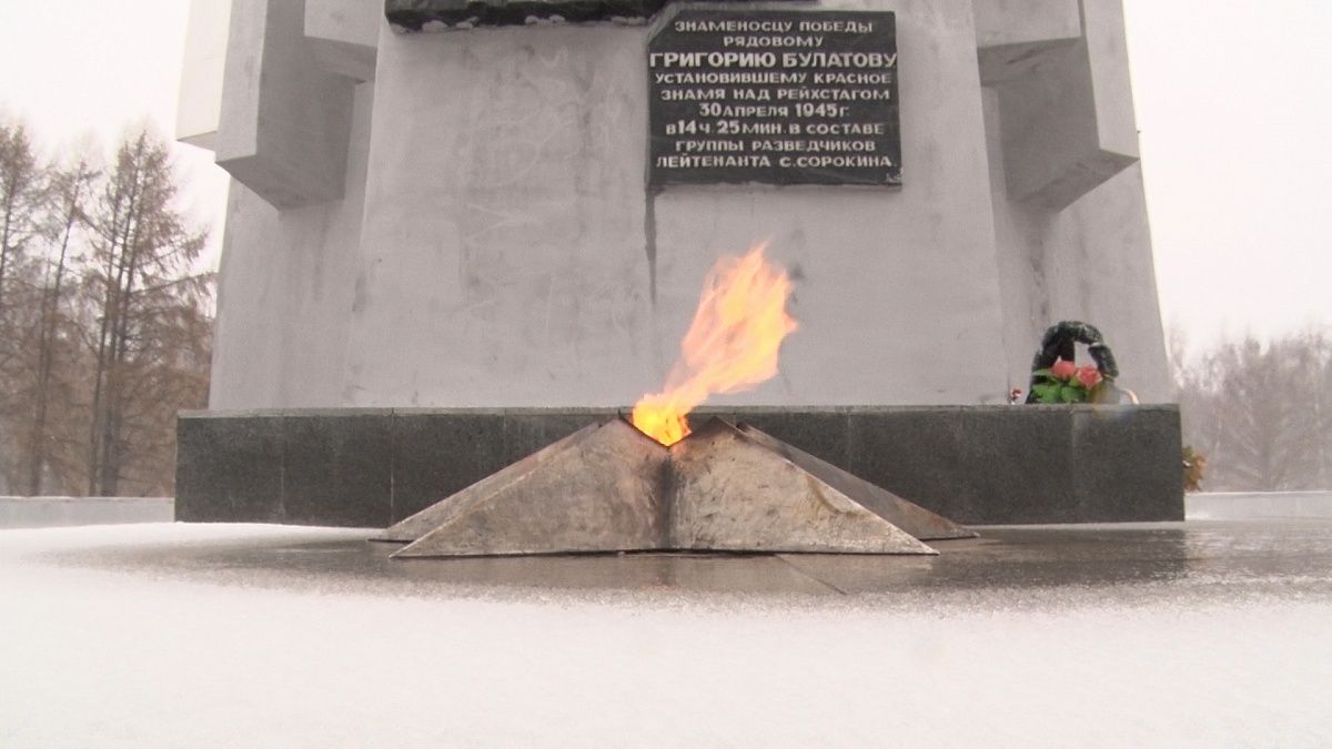 В Кирове закрасили надписи вандалов на стеле в парке Победы