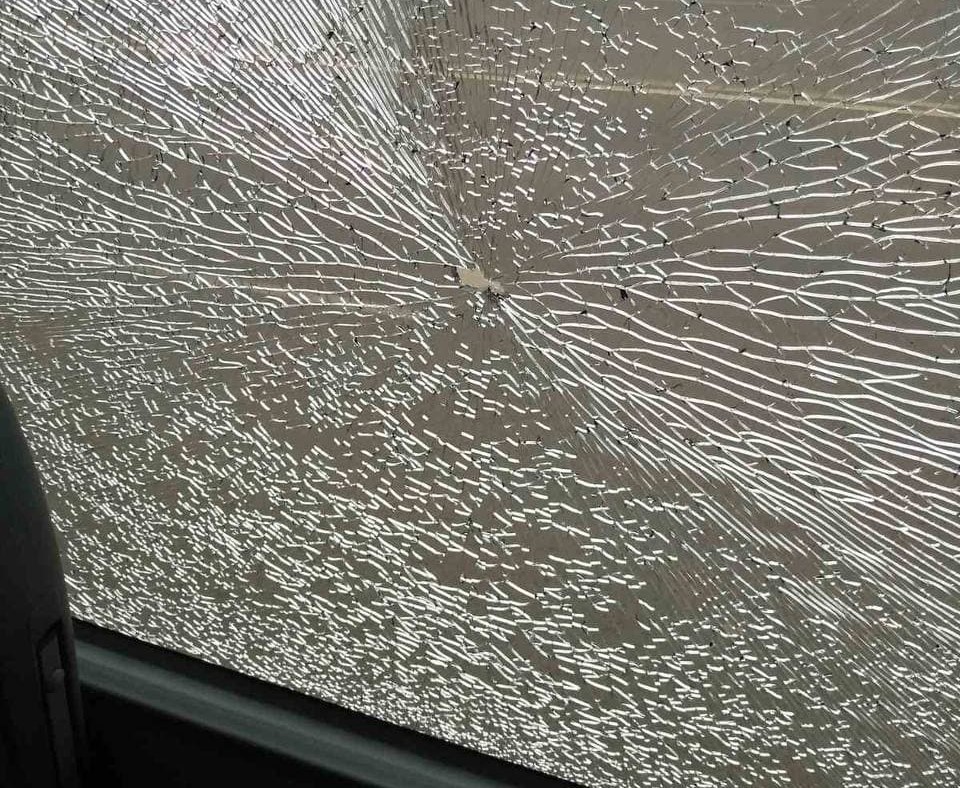 В Кирове неизвестный обстрелял троллейбус