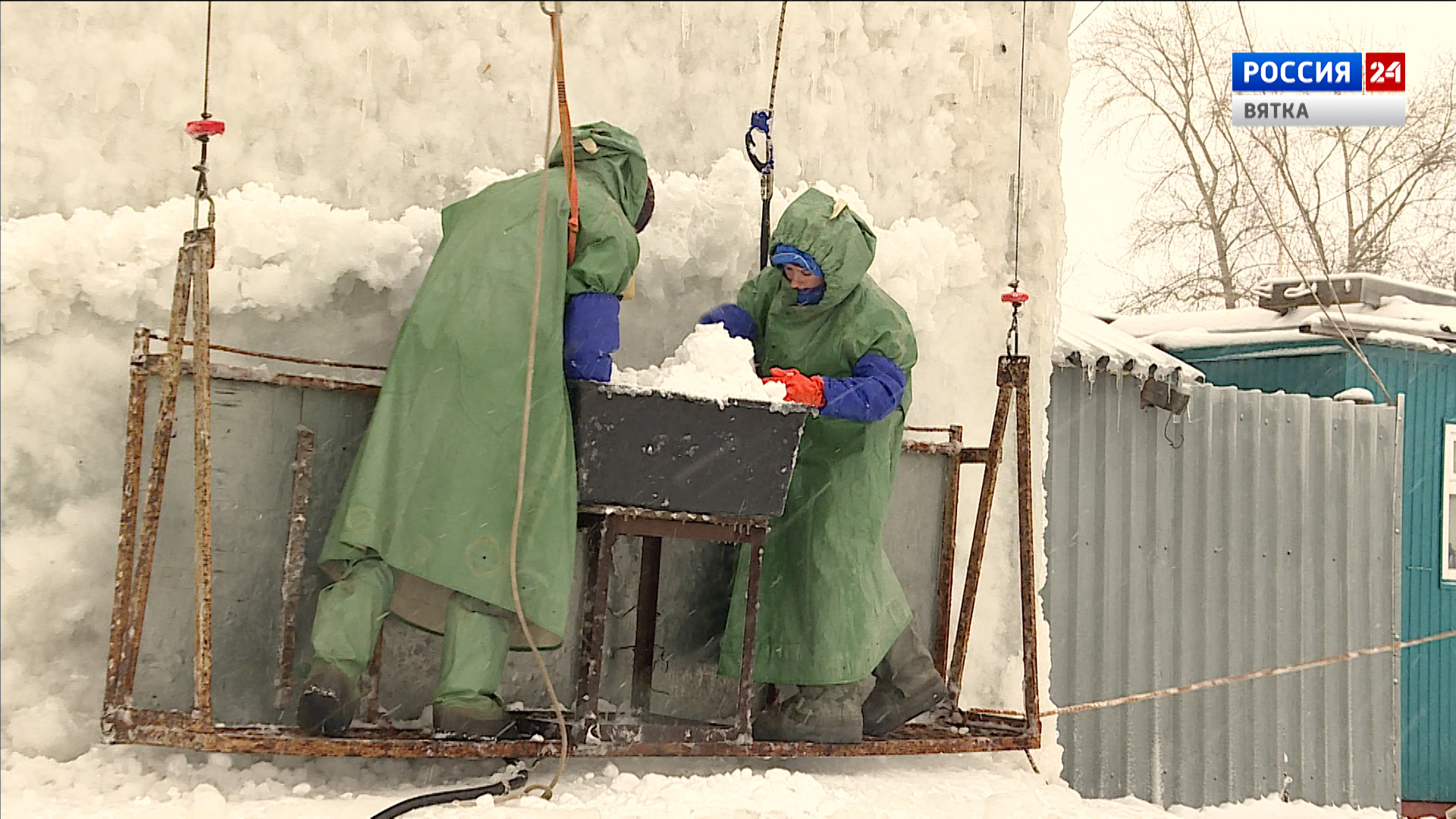 Кировские ледолазы своими силами создают ледовую трассу