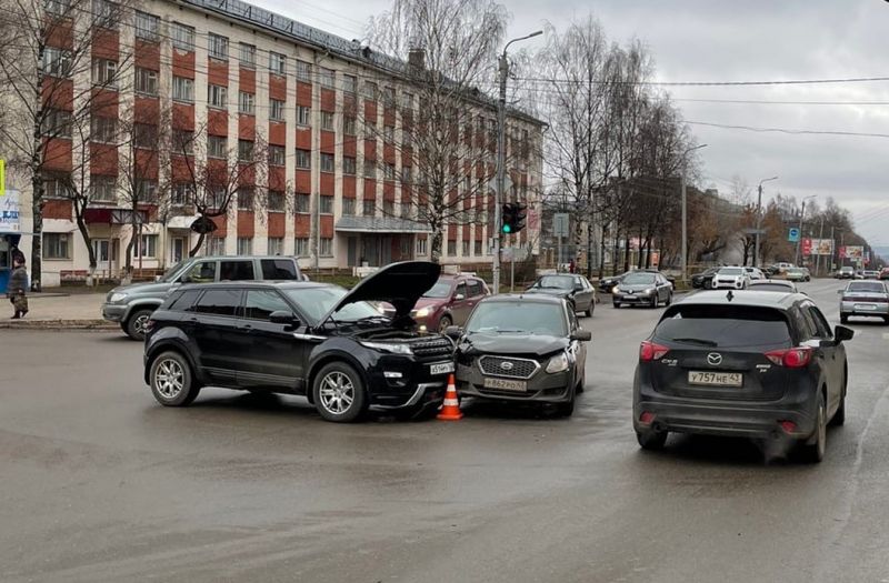 В Кирове столкнулись две иномарки: «Датсун» и «Рендж Ровер»