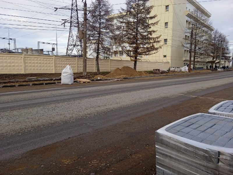 В Кирове благоустраивают тротуары на улице Луганской