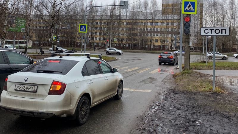 В Кирове на перекрестке улиц Московской и Менделеева оптимизируют работу светофора