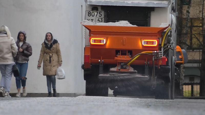В Кирове началась противогололедная обработка дорог и тротуаров