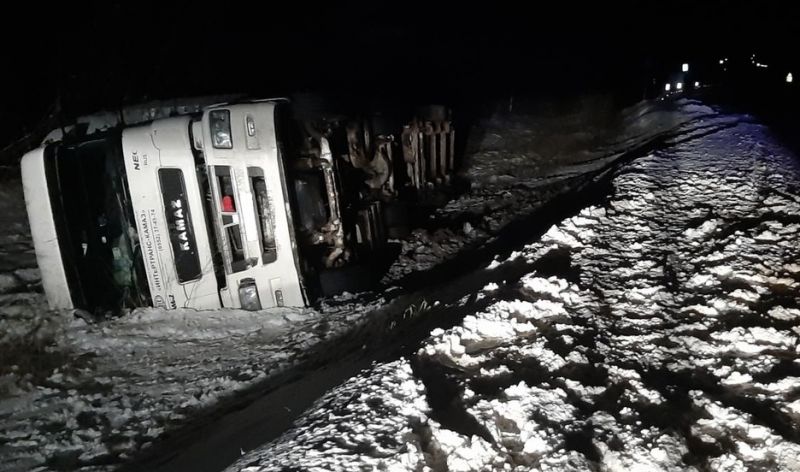 В Мурашинском районе опрокинулся «Камаз» с прицепом, пострадал водитель