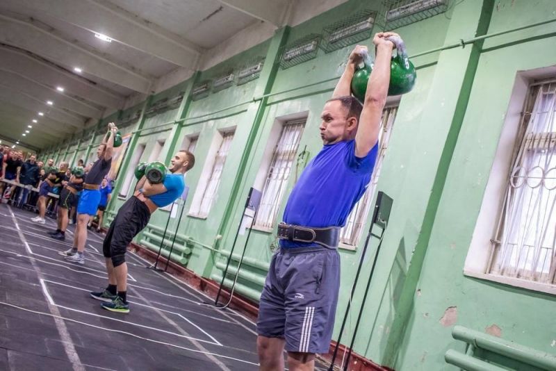 Среди кировских пожарных выявили сильнейших гиревиков