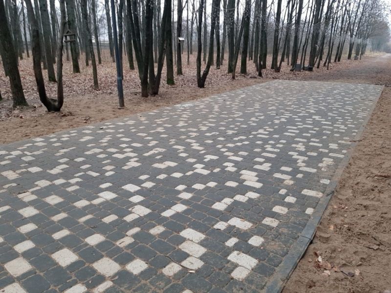 В Нововятске у входа в дендропарк выложили брусчатку
