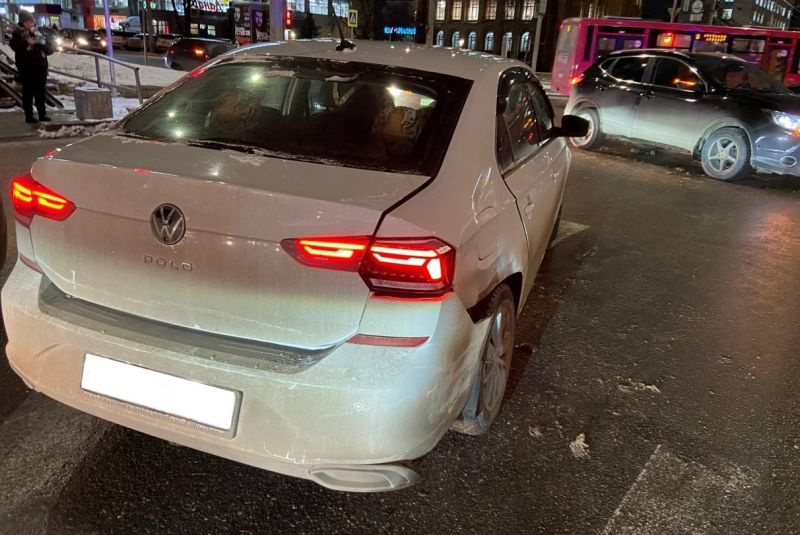 В Кирове на улице Воровского в ДТП пострадала 23-летняя пассажирка «Фольксваген Поло»