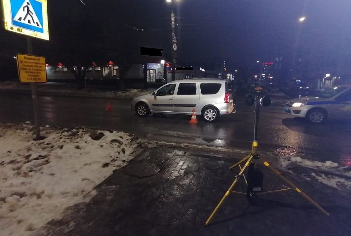 В Кирове на пешеходном переходе на улице Свободы сбили девочку-подростка