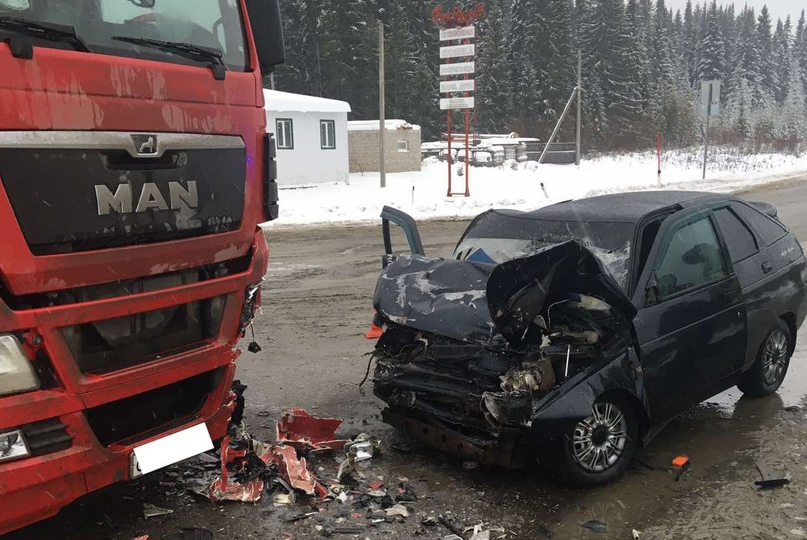 В Омутнинском районе при столкновении грузовика с ВАЗом погибли три человека, двое несовершеннолетних травмированы