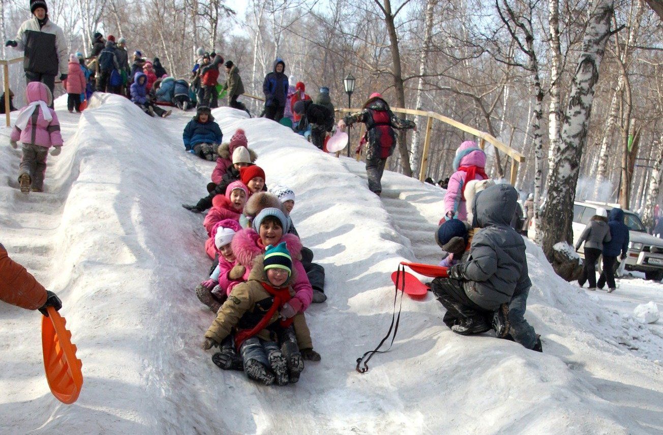В Кирове 2 мальчика получили тяжелые травмы при катании с горок на ватрушках