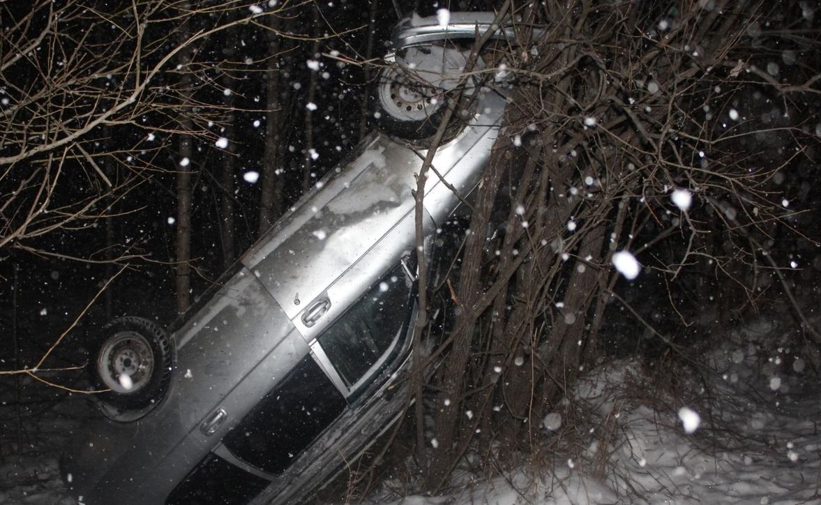 В Куменском районе водитель «Лады Приоры» съехал в кювет и опрокинулся