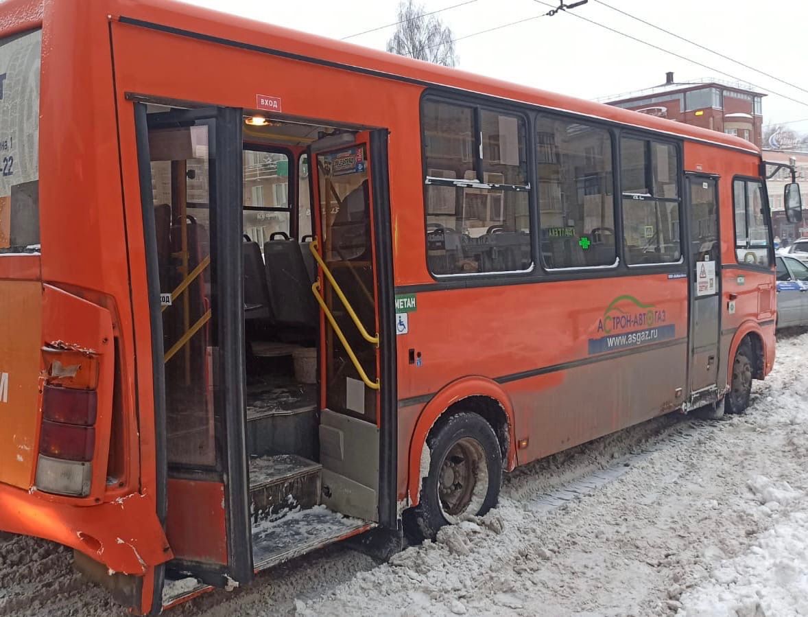 В Кирове столкнулись два автобуса марки «ПАЗ», пострадали три пассажира