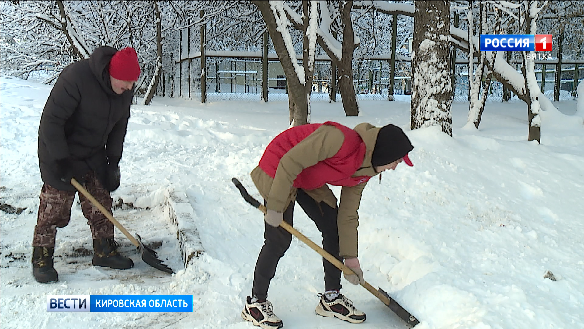 Кировские активисты ОНФ вышли на уборку снега в городе